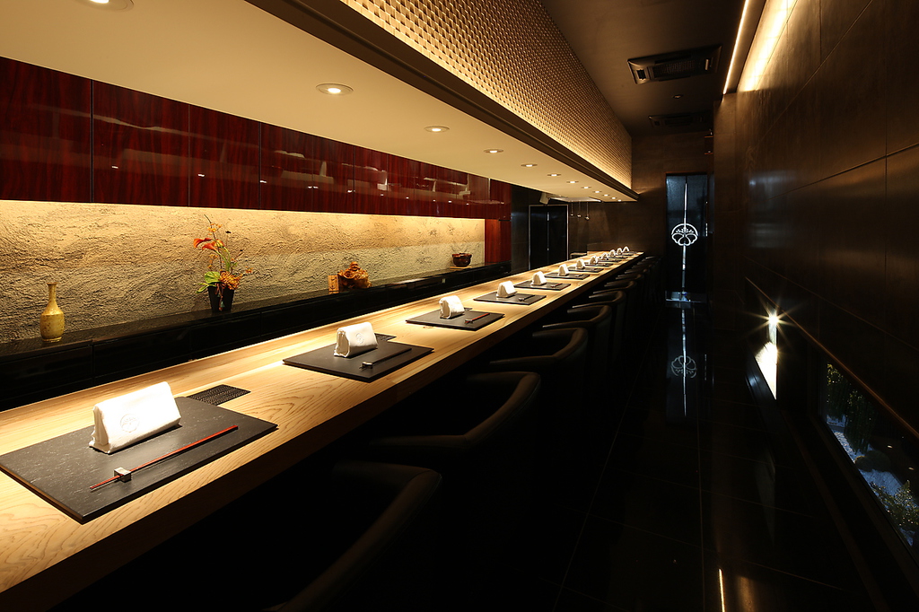 【1階】カウンター席は会席料理を愉しむ特別席。11名様まで。都会の高級店のような雰囲気が贅沢