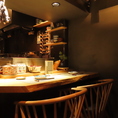 カウンター席は9席あり、ご夫婦や大切な方との特別な時間にぴったりです。落ち着いたシックな空間で、心温まる料理を楽しみながら、大切なひとときをお過ごしください。特別なお祝いにもぜひご利用ください♪