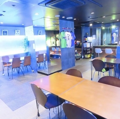 デートや親しいご友人との語らいに最適。適度なプライベート感がありつつ、看板犬やお店の賑わいもしっかり感じられます。美味しい料理とお酒を楽しみながら、二人だけの特別な夜をお過ごしください。会話が弾む、居心地抜群の特等席です。