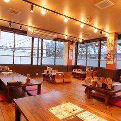 席間隔も広く感染症対策も行っております。料理をたくさん並べてシェアできる広々としたテーブル席！美味しい料理を囲み楽しい時間をお過ごしください。