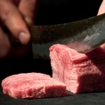 肉は冷凍なしで仕入れ、店内で熟練の職人が手切りで１枚１枚丁寧にカットしております。