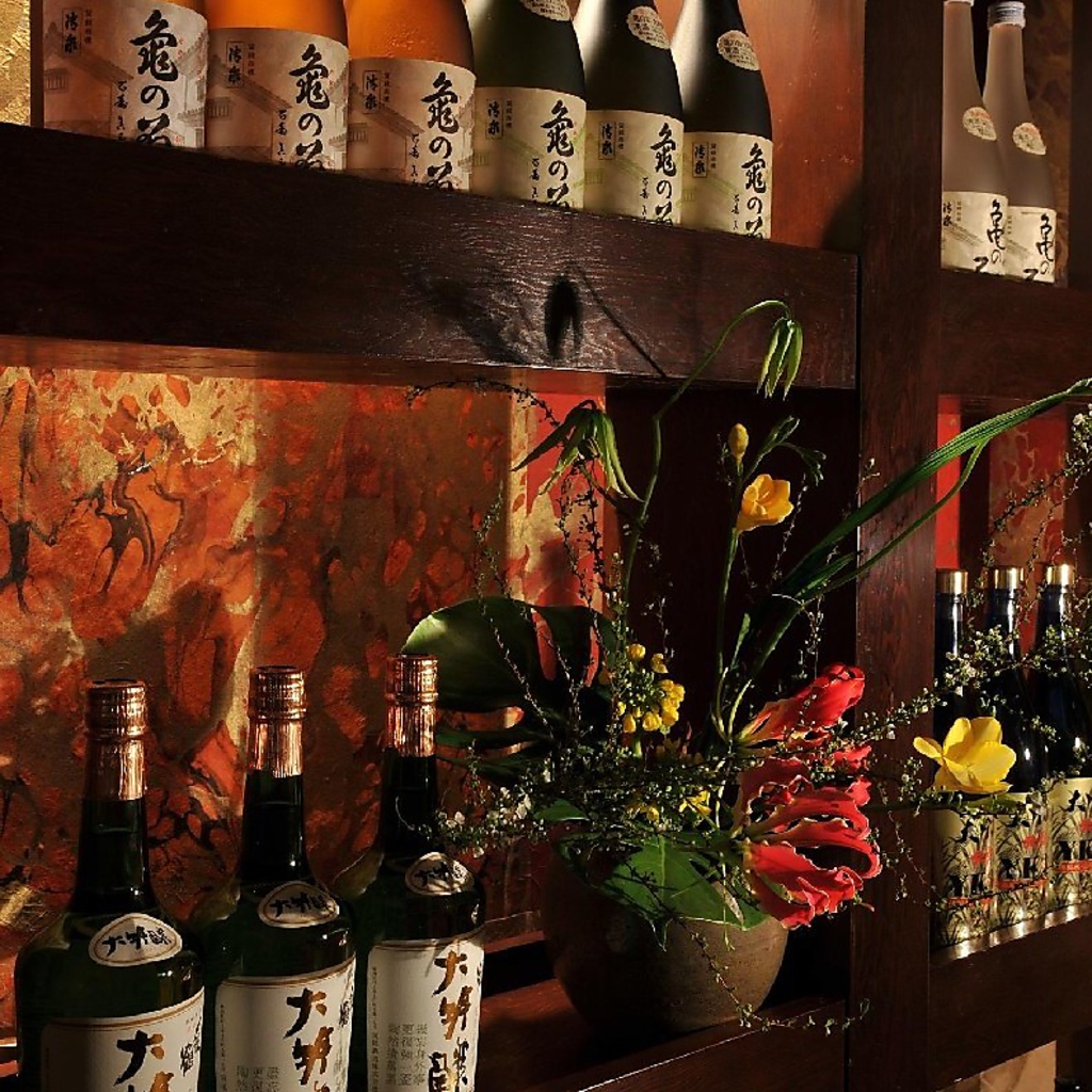 地酒は亀の翁、麒麟山、吉乃川といった大吟醸、季節限定品の取り揃え。県外客にも喜ばれます！