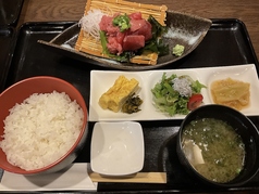 こだわりのインドマグロを使ったマグロ切り落とし定食