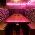 テーブル席は、4名様席は2卓、6名様席は5卓ご用意しています。デザイナー設計のフォトジェニックな空間が魅力の当店では、赤を基調にした大人っぽい空間と、ピンク色の照明が印象的な妖艶な空間の、雰囲気が異なったオープン席をご用意しています。