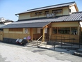 阪急嵐山駅から徒歩5分、嵐電嵐山駅から徒歩5分、JR嵯峨嵐山駅から徒歩10分ほどで当店に着きます。