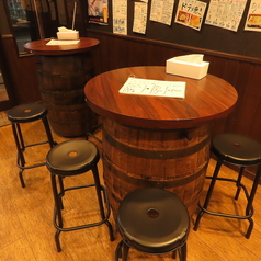 樽型のちょっとおしゃれなテーブル席をご用意しています♪2名様から利用可能で、会社帰りに皆さんで一杯いかがですか？