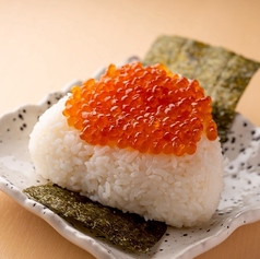 大きなおにぎり　(いくら)