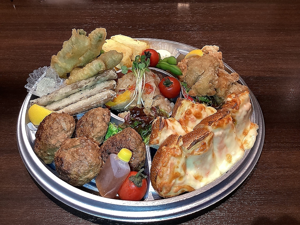 当店の人気メニューを盛り合わせたボリューム満点のオードブルをテイクアウトにて提供しております☆