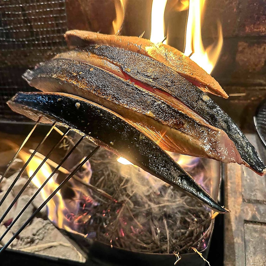 名物のカツオの藁焼きはオススメです。その他仕入れに応じてサワラやマグロも藁焼き有ります。