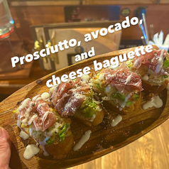 生ハムとアボカドのチーズバケット