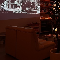 くつろぎソファー席でまったり女子会♪美味しいお食事やカクテルを囲んで、会話にも花が咲きます。