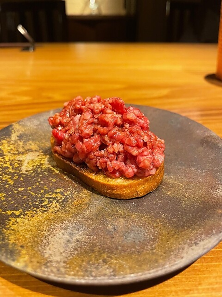 【当店一番人気】和牛ブルスケッタはオリジナルのタレと和牛ユッケの濃厚でジューシーな味わいが自慢
