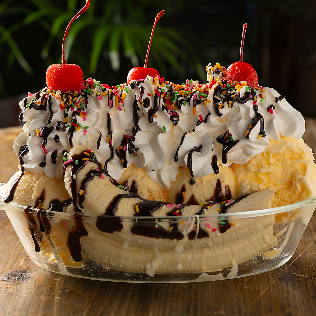 シェアして楽しめる人気の『バナナスプレット』や『季節のパフェ』等デザートもご用意しております！