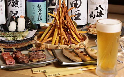 備長炭で焼く串焼きと、豊富な種類のお酒が楽しめるお店です。
