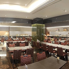 2名のデートから112名のパーティまで幅広く対応できるテーブル席完備。ホテル内の落ち着いた雰囲気で、旬の食材を使った和洋ビュッフェを心ゆくまで堪能できます。