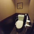 紙屋町での大切な宴会や女子会も安心！当店のお手洗いは「男女別」の個室を完備しており、常に清潔で心地よい空間を保っております。最新のウォシュレットも備え、細やかな清掃と衛生管理を徹底。お仕事帰りの一杯から大人数の懇親会まで、どなた様も気兼ねなく快適にお過ごしいただけます。おもてなしの心を龍で！