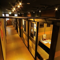 2名～4名様用テーブル席。落ち着いた店内空間にあるテーブル席は個室ではなくとも、ゆったりとお食事を楽しむことが可能です。飲み放題付コースや美味しい逸品料理、種類豊富なドリンクをご用意してお待ちしております。