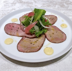 しっとり柔らか自家製牛タンスモークと旬サラダ