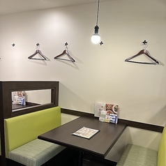 4名がけソファー席が9卓、6名がけソファー席が1卓、2名がけソファー席が6卓ございます。デートからご家族でのご利用まで、幅広い用途でご利用いただけます。