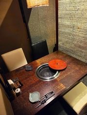 プライベート感のある半個室で、4名様までのご会食に最適。心地よい空間で料理を満喫。