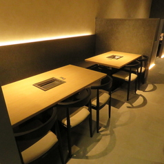 【テーブル席で心地よいひとときを】当店のテーブル席は、テーブル4名×4、テーブル6名×1の構成となっております。焼肉を楽しみながら、リラックスしたひとときをお過ごしください！