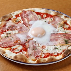 おすすめ◎半熟卵とベーコンのピッツァの写真
