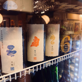 カウンター横のショーケースに並んでいる日本酒は伝統的なデザインのものから、現代的なおしゃれなラベルを見ることができます。お酒の味だけではなく、瓶のデザインでお酒を選ぶこともできますよ。好きな銘柄を楽しむのもよし、ラベルのデザインで新しい日本酒に出会うのもありです。お気に入りの一杯を見つけてください。