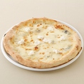人気ピザランキング☆2位4種のチーズがたまらない◎「クワトロフォルマッジ」