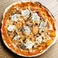 スカモルツァチーズとハーブ薫るアンチョビのピザ