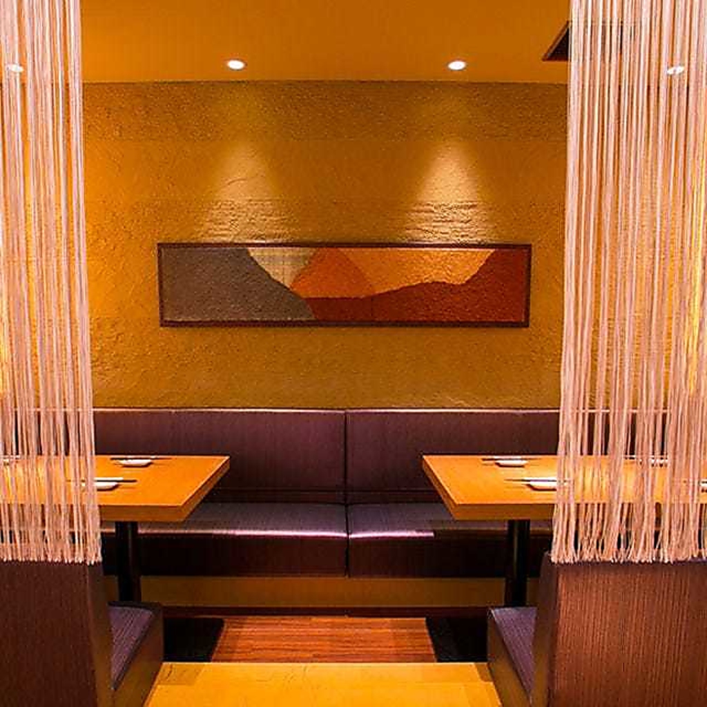 落ち着いた間接照明を用いた空間をご用意させていただいております。