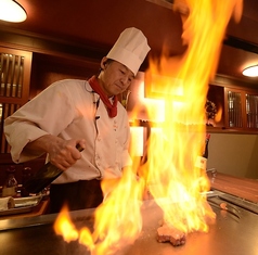 目の前で調理する鉄板焼きパフォーマンス