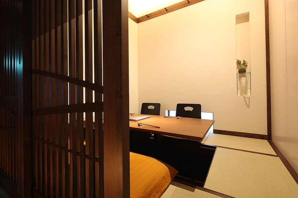 【2階】趣のある和風の階段を上ると京町屋のような2階個室が登場。各種宴会は最大40名様まで