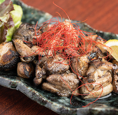 目の前で炎を上げ焼く、『地鶏もも肉の岩塩焼き』