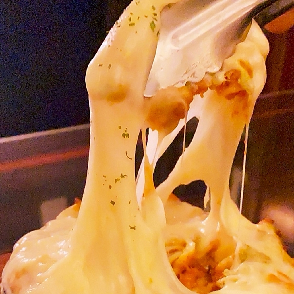 数種類のチーズをブレンドした、当店のチーズフォンデュ！濃厚で深い味わいを、お楽しみください。