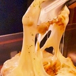 数種類のチーズをブレンドした、当店のチーズフォンデュ！濃厚で深い味わいを、お楽しみください。