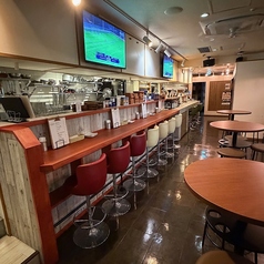 全11席のカウンター席。仕事帰りの一杯やデートにもおすすめです。