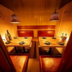 仕切りを外してつなげることで、8名～12名程度の団体利用も可能。職場の打ち上げやサークルの集まりなど、大人数でも一体感を感じられる配置です。お料理のシェアもしやすく、ワイワイと賑やかに過ごせるのが魅力。宴会幹事様にも安心の使いやすい空間です。