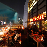 開放的なオープンテラスでリバーサイドBBQ