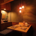 4名様がけのテーブル席を1席ご用意しており、温かい照明が灯る落ち着いた店内で、リラックスした食事を楽しめます。特別な日や日常のひとときにぴったりのスペースです。心地よい環境で、ゆったりとお過ごしください♪