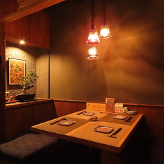 4名様がけのテーブル席を1席ご用意しており、温かい照明が灯る落ち着いた店内で、リラックスした食事を楽しめます。特別な日や日常のひとときにぴったりのスペースです。心地よい環境で、ゆったりとお過ごしください♪