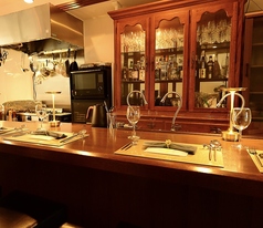 2名様でお座りいただけるカウンター席を3つご用意しております。記念日などのデートや親友のお祝い事などにご利用いただけます。