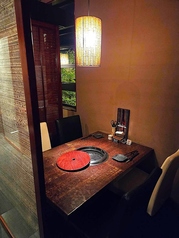 木の温もりに包まれた半個室空間で、4名様までゆったりと料理をお楽しみいただけます。