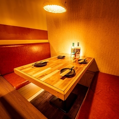 温かみのある照明と木目のテーブルが心地よい空間は、会社帰りの飲み会や友人との宴会にぴったり。仕切られた席は周囲を気にせず盛り上がれる雰囲気で、お料理とお酒を存分に楽しめます。4名～6名程度の利用に最適で、和やかな会話とともに過ごす時間を演出いたします。