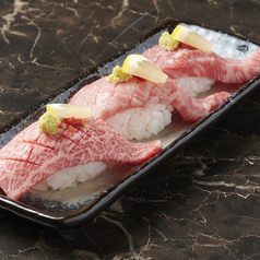 当店のカウンター席は6席ご用意しており、落ち着いた雰囲気の中でお食事をお楽しみいただけます。おひとり様での贅沢なひとときはもちろん、大切な方との特別な記念日にも最適です。心温まるサービスと共に、素敵な時間をお過ごしください。