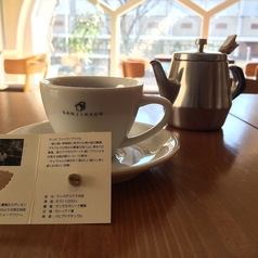 柔らかなスタンドライトの明かりが灯り、心地よいボサノバが静かに流れています。シンプルながらも洗練された内装は、日々の喧騒を忘れさせてくれるような落ち着いた雰囲気を醸し出しています。まさに、ゆっくりと時間を過ごしたい大人のための隠れ家のような空間です♪