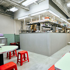 ガラス張りの外観が印象的な手前のフロアは、アジアの街角屋台を模したモダンな空間です◎昼は自然光が、夜はネオンライトが照らし、異国情緒あふれる雰囲気をお楽しみいただけます♪