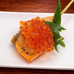 焼きサーモンといくらの親子串