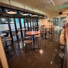 開放感のある店内で、四日市生まれのクラフトビールとお料理をお楽しみください。