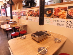 懐かしい大阪の韓国焼肉屋が原点のふたご屋は明るい活気のある店内。肉のプロスタッフがご希望やお肉の種類によってお焼き致します。盛り上げなどもおまかせあれ！