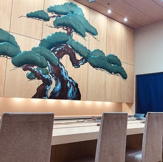 能楽堂を連想する『松』を見ながら鮨職人握り立てのお鮨をお楽しみいただけます